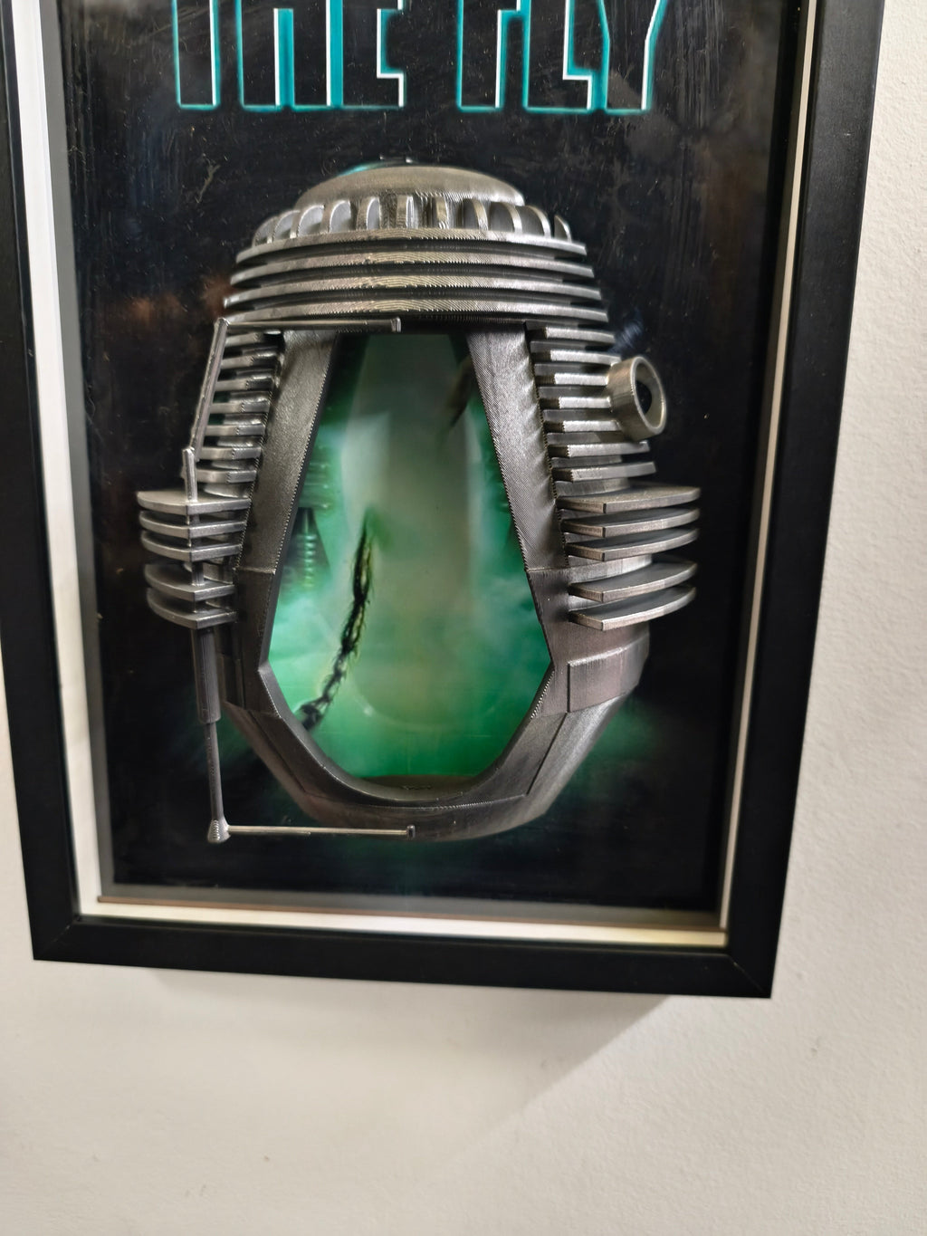 Nightmares in Frame - Telepod (The Fly 3D Wall Art) — Dettaglio laterale | The Frame Beyond